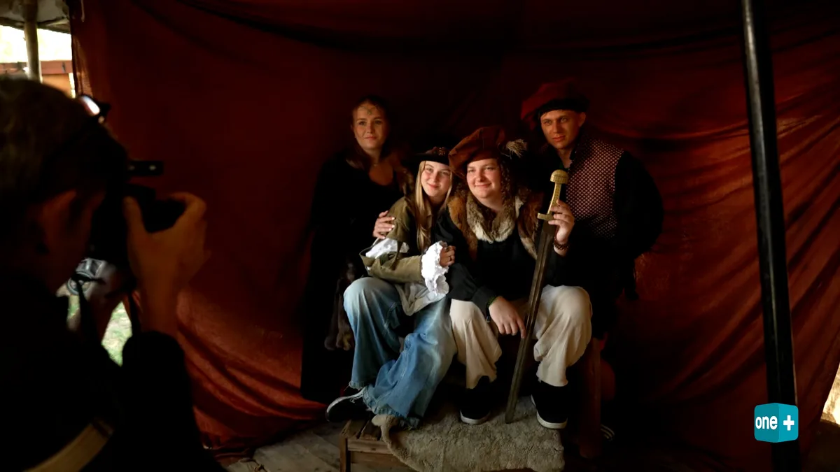 Eine überraschend schöne Erfahrung: Dank Nils (vorne rechts) hat Sandro (hinten rechts) nicht nur gefeiert, sondern auch den Mittelaltermarkt kennengelernt. Vier Freunde auf dem Mittelaltermarkt